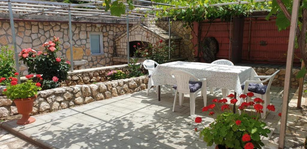Apartments Roses Dobrinj Exterior foto