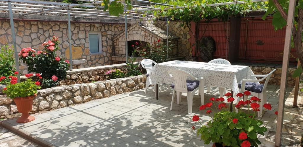 Apartments Roses Dobrinj Exterior foto